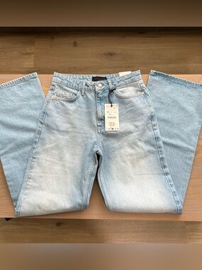 Zara high rise straight leg full length rigid jeans in light wash size 4